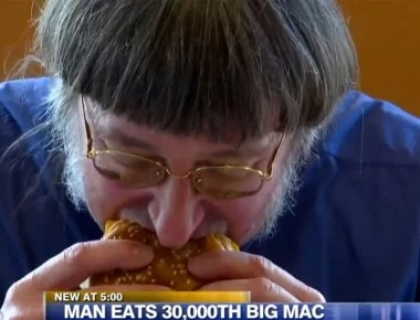 Βίντεο: Τρώει Big Mac από τον Μάιο του 1972 και συνεχίζει... (βίντεο)